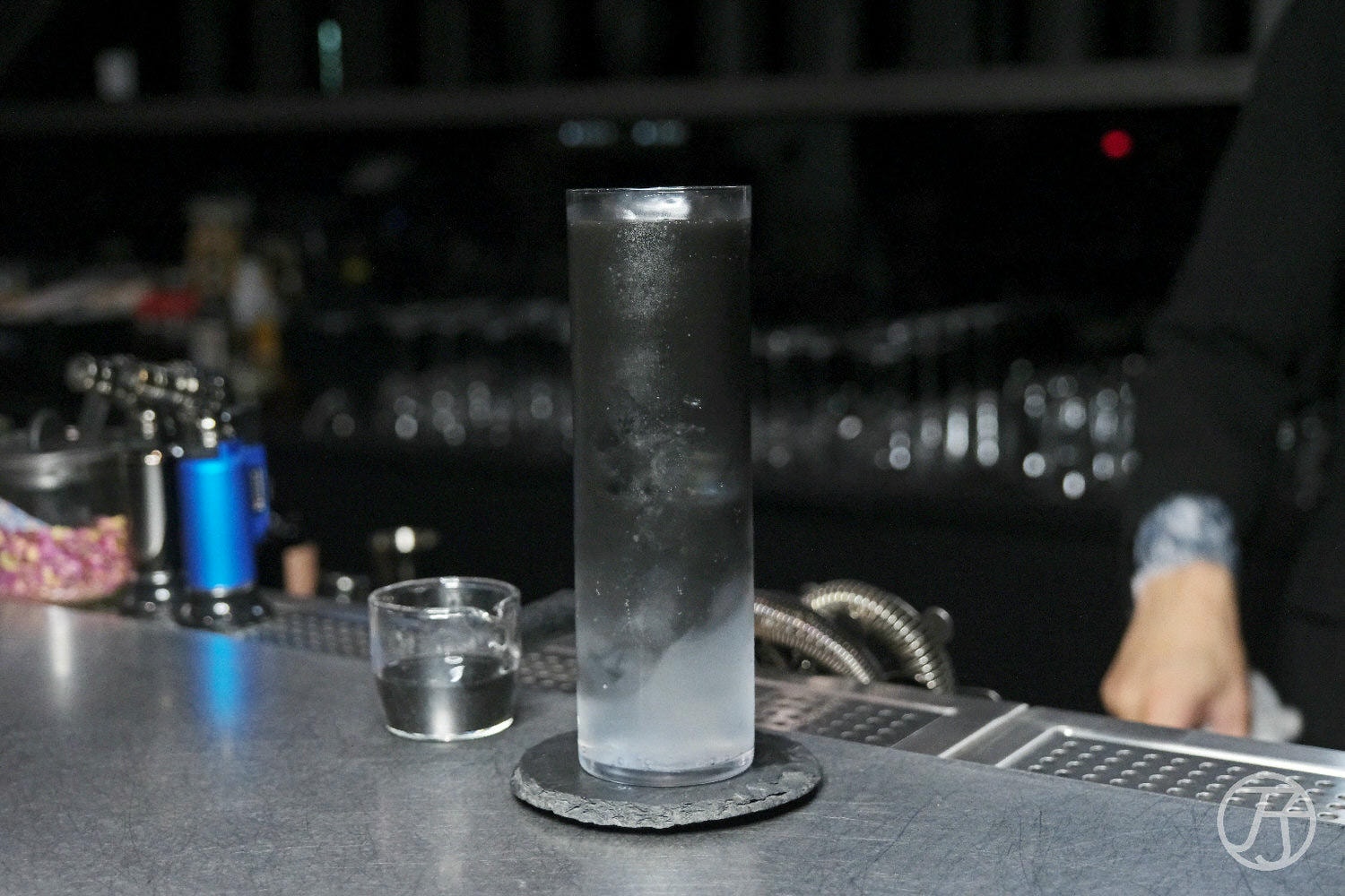 台中酒吧推薦 |WHITE|黑色之夜化身迷人酒吧,咖啡與酒的黑色世界,台中咖啡廳推薦 - 第16張圖