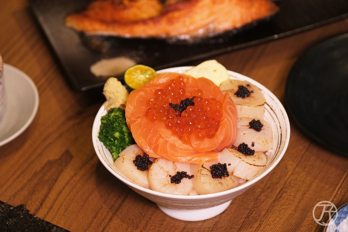 台北信義區日本料理推薦|魚韻日式料理北醫店|吳興街高CP值日本料理,浮誇海鮮讓你品嚐最鮮美味 - 第7張圖 台北信義日本料理 魚韻日式料理北醫店 鮭魚干貝丼飯
