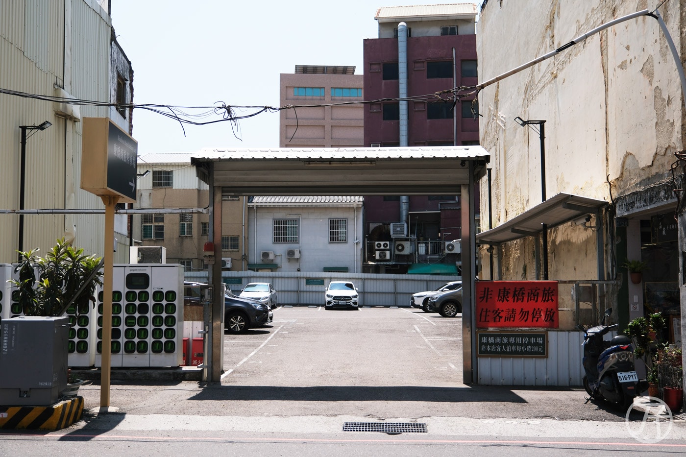 康橋商旅台南赤崁樓館,台南中西區飯店,漫遊台南市區兩天一夜住宿推薦,入住享晚點心、早餐、還有冰淇淋點心吧 - 第3張圖 台南中西區飯店 康橋商旅台南赤崁樓館停車場
