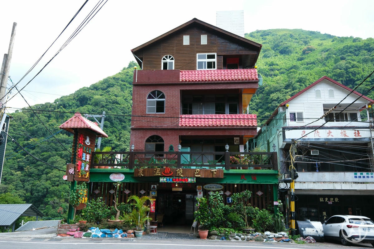 北橫貫下巴陵溫泉山莊,桃園拉拉山家庭旅遊與團體旅客一泊一食推薦,入住還享溫泉Spa湯屋與自助早餐 - 第1張圖