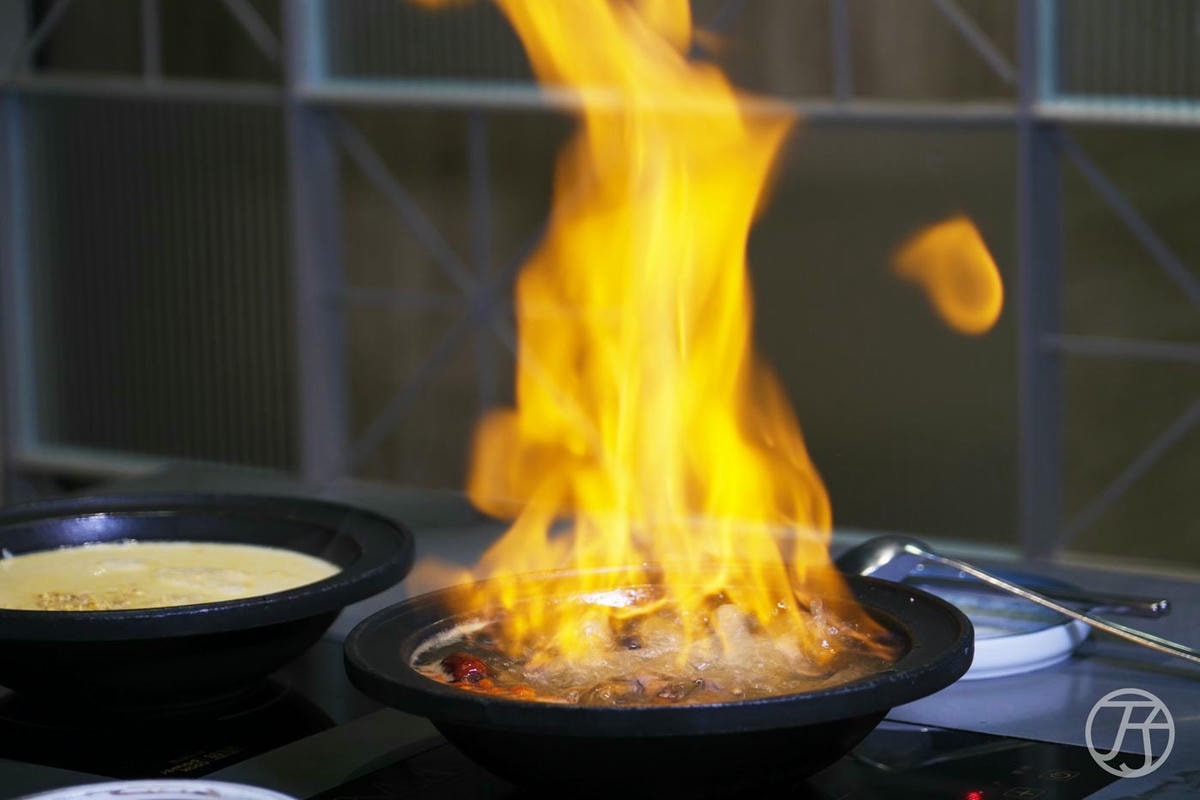 阿米石頭火鍋 army hotpot,全台防彈少年團粉絲集結,台中必吃爆炒火燒石頭火鍋,還有豐富BTS官方周邊收藏可以朝聖 - 第27張圖 台中火鍋 阿米石頭火鍋烏骨雞米酒鍋
