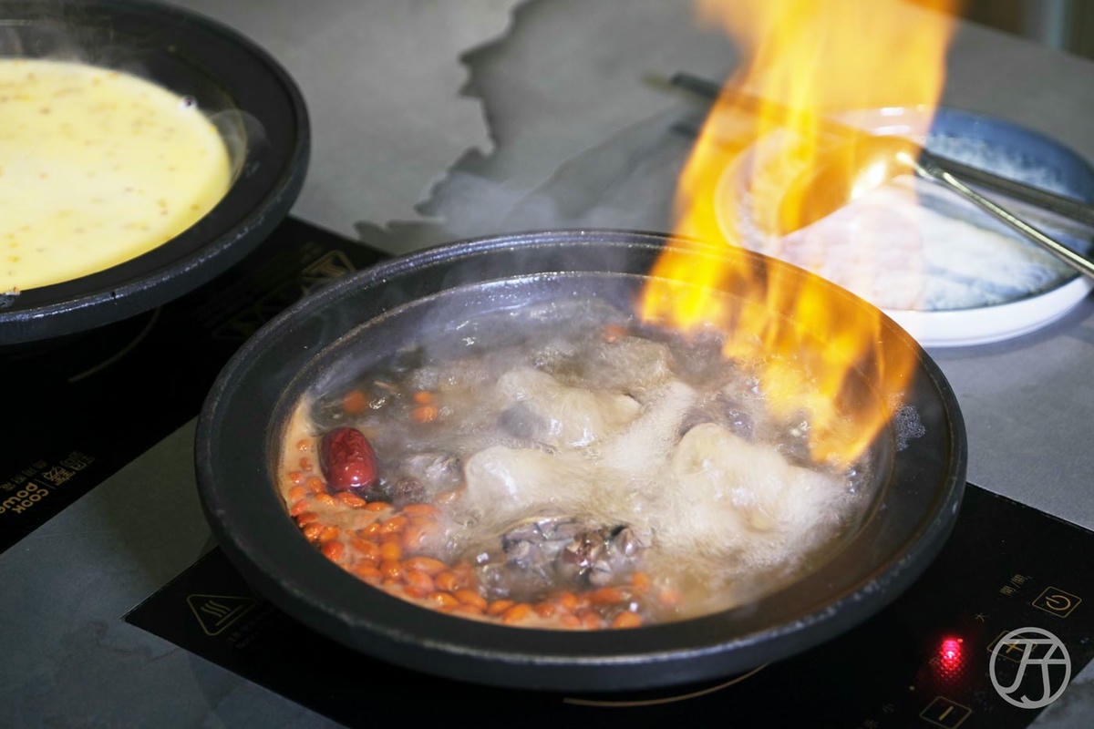 阿米石頭火鍋 army hotpot,全台防彈少年團粉絲集結,台中必吃爆炒火燒石頭火鍋,還有豐富BTS官方周邊收藏可以朝聖 - 第28張圖 台中火鍋 阿米石頭火鍋烏骨雞米酒鍋