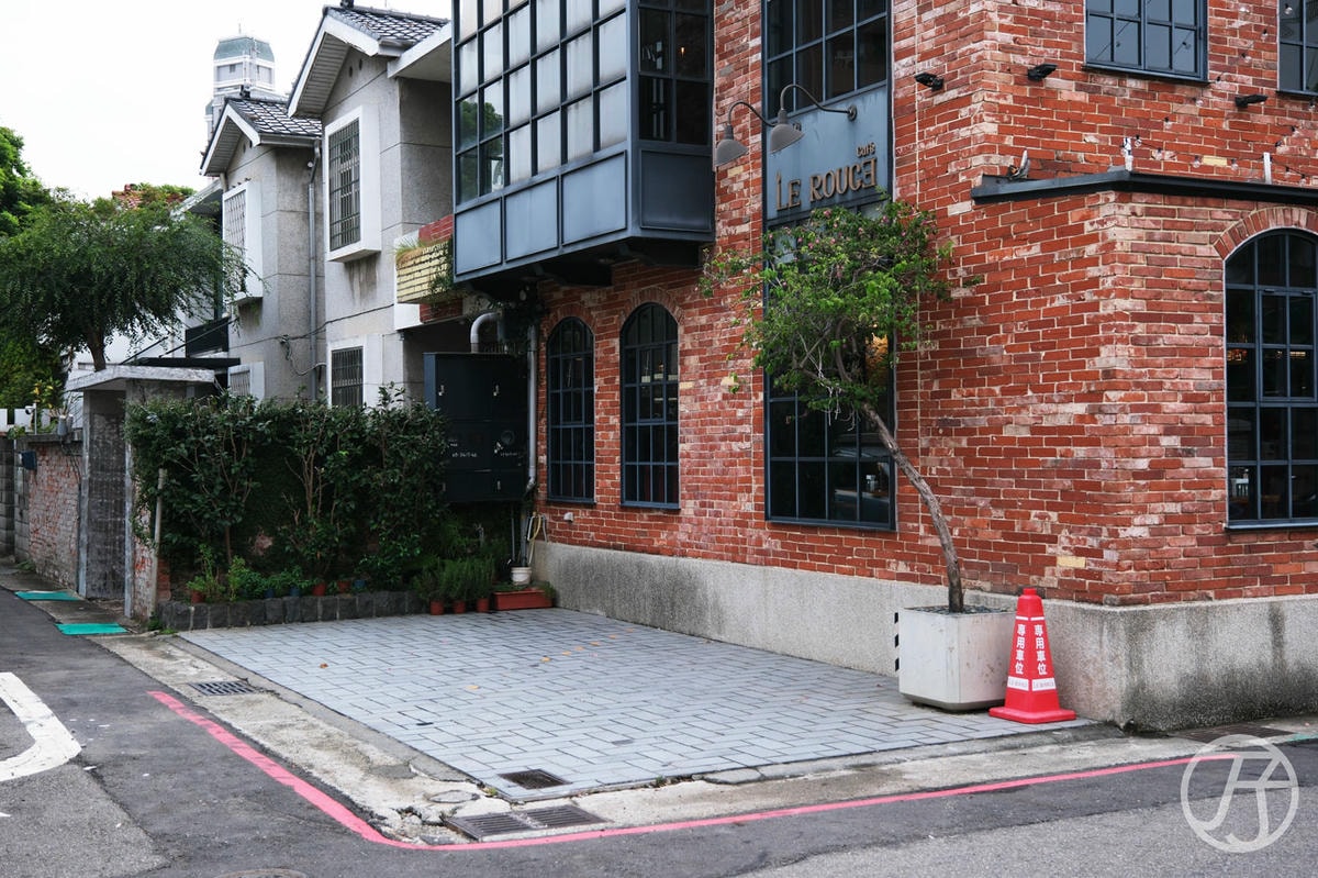 台中西區美式餐廳,紅盒子 Le Rouge Kitchen & Bar,揉合經典與創意的台中美式料理美味 - 第2張圖 台中美式餐廳 紅盒子停車場