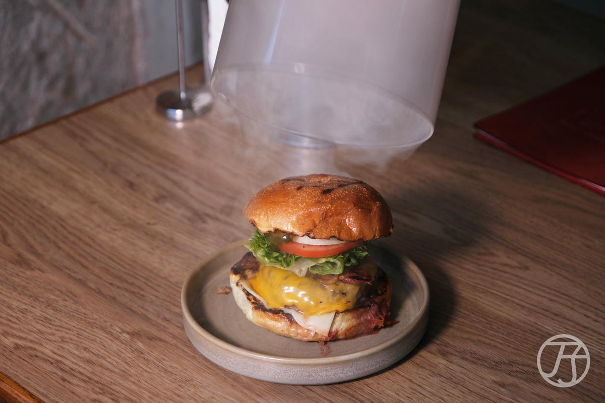 台中美式餐廳 紅盒子招牌老煙槍牛肉堡