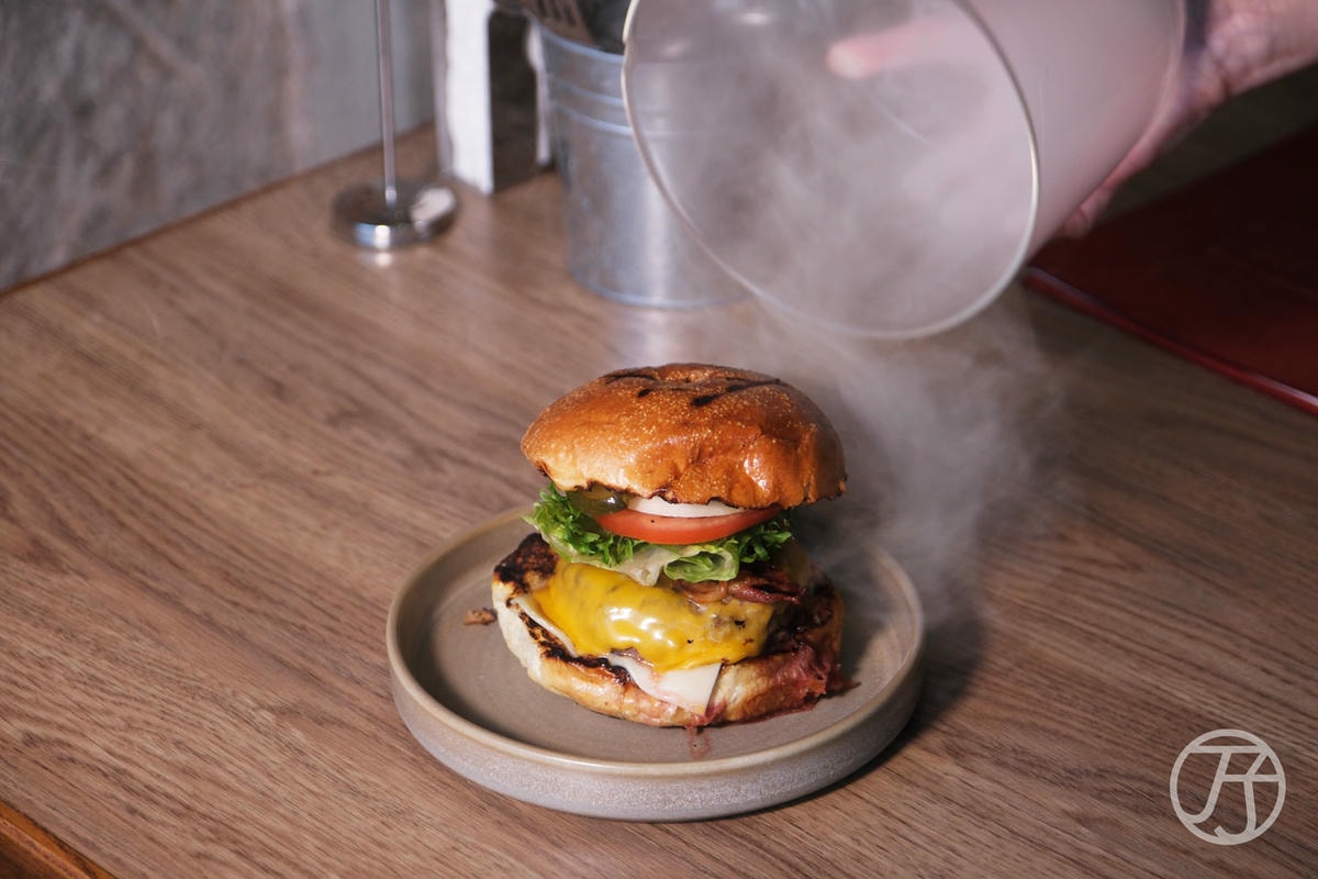 台中美式餐廳 紅盒子招牌老煙槍牛肉堡