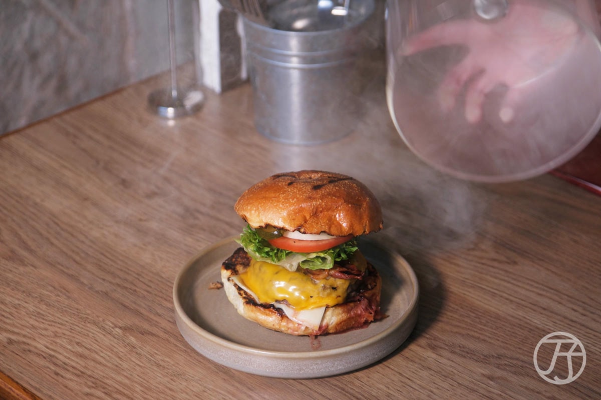 台中美式餐廳 紅盒子招牌老煙槍牛肉堡