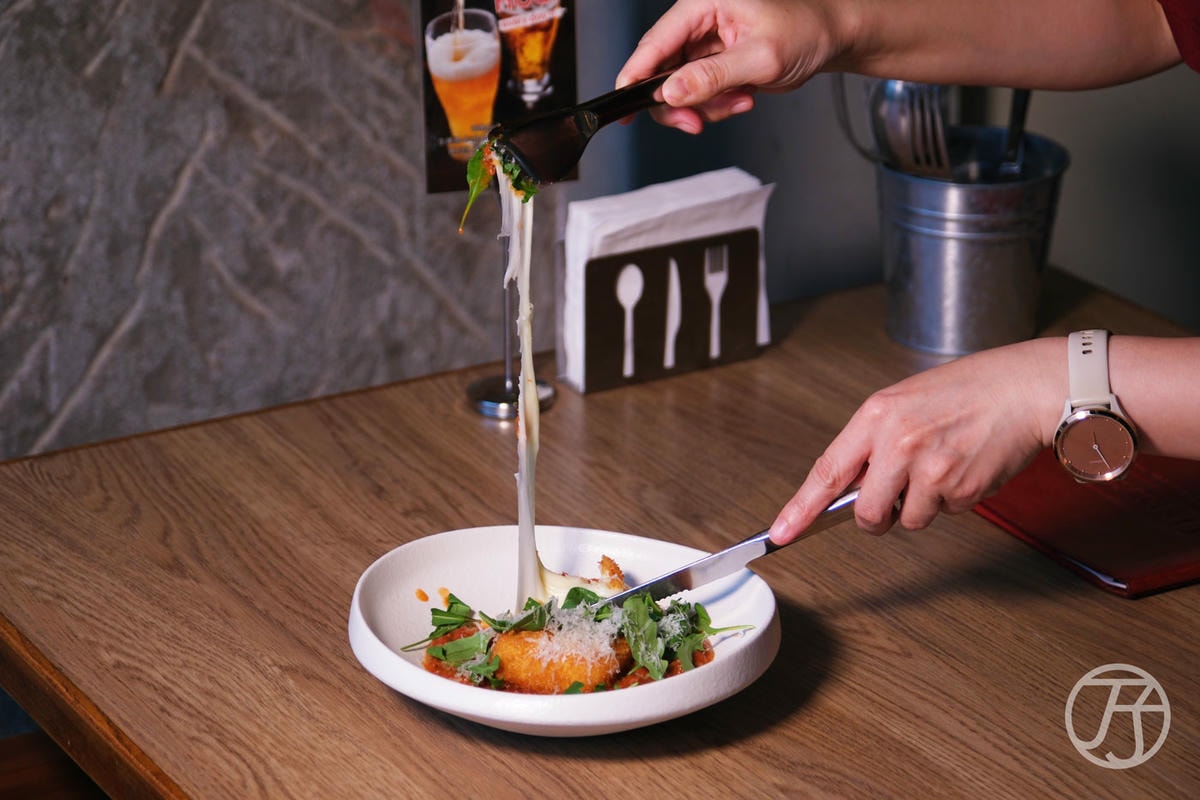 台中美式餐廳 紅盒子炸莫札瑞拉起司佐瑪蓮娜醬