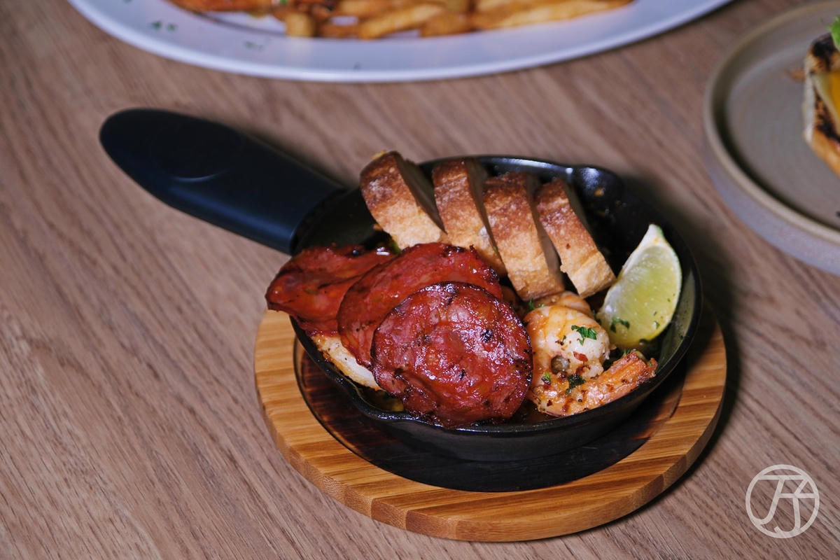 台中西區美式餐廳,紅盒子 Le Rouge Kitchen & Bar,揉合經典與創意的台中美式料理美味 - 第28張圖 西班牙臘腸香蒜炒蝦仁