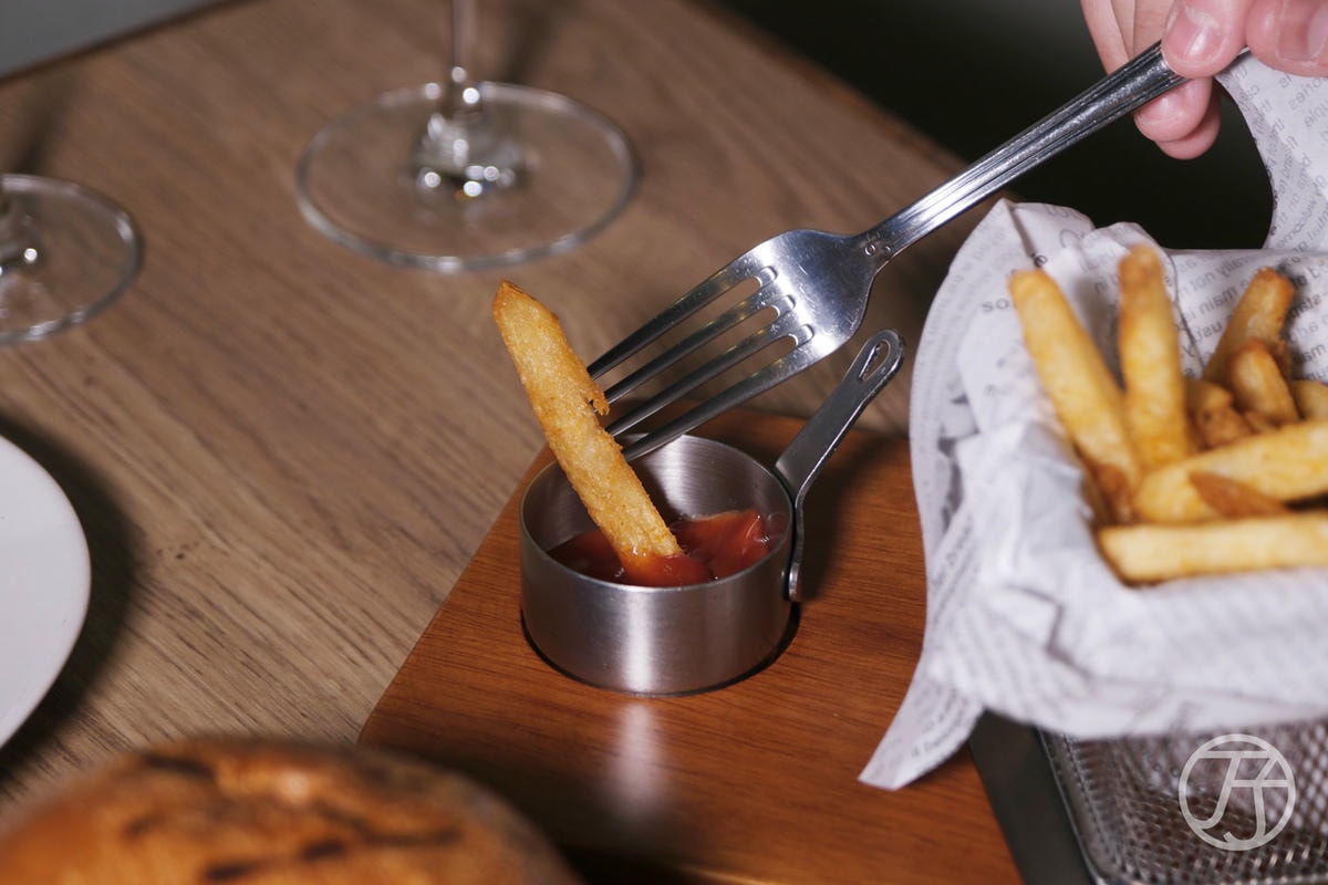 台中美式餐廳 紅盒子招牌老煙槍牛肉堡