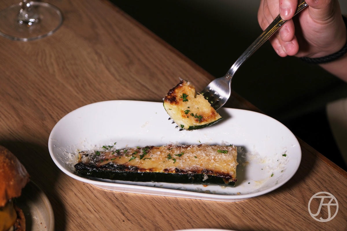 台中西區美式餐廳,紅盒子 Le Rouge Kitchen & Bar,揉合經典與創意的台中美式料理美味 - 第40張圖 台中美式餐廳 紅盒子 味噌蒜香奶油烤櫛瓜