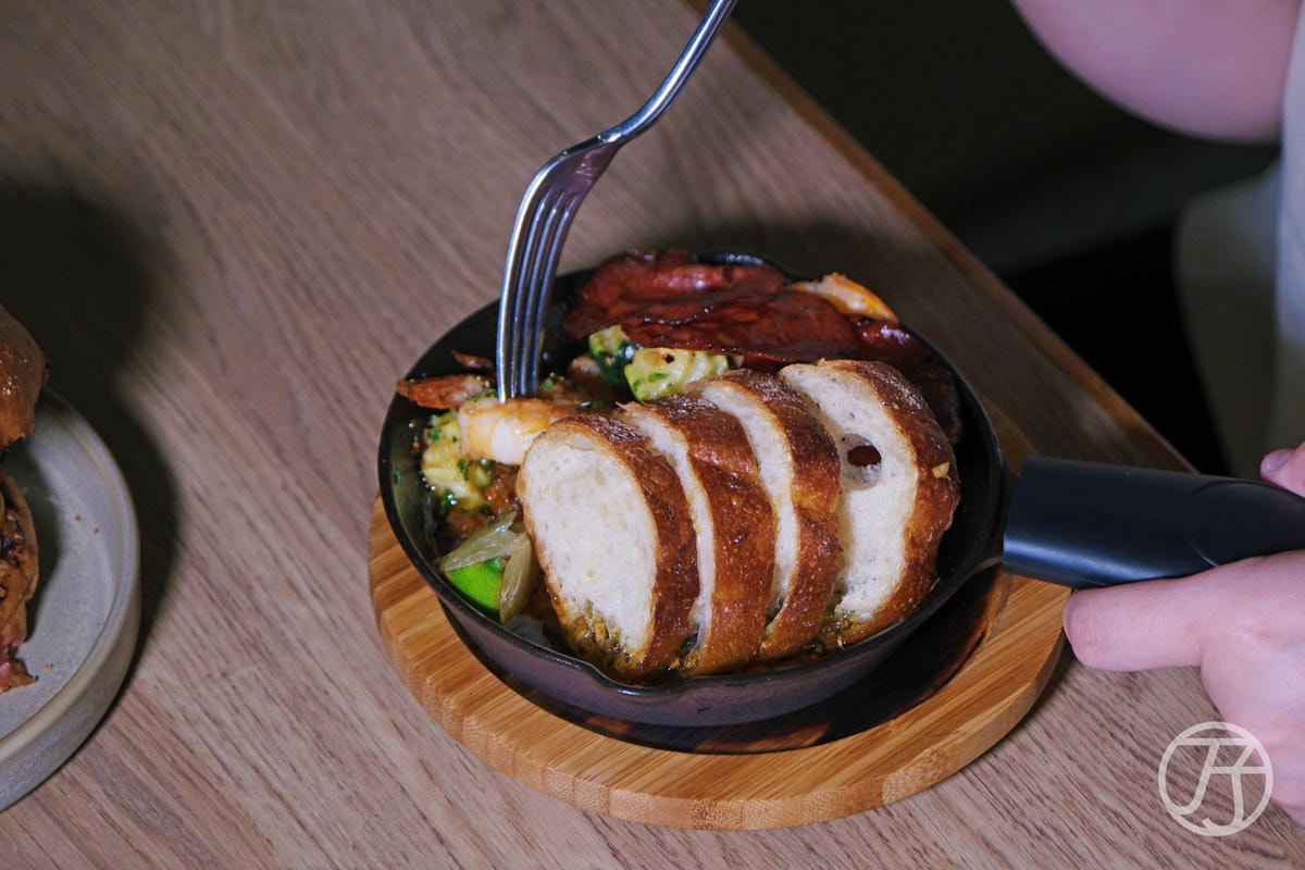 台中西區美式餐廳,紅盒子 Le Rouge Kitchen & Bar,揉合經典與創意的台中美式料理美味 - 第29張圖 台中美式餐廳 紅盒子西班牙臘腸香蒜炒蝦仁