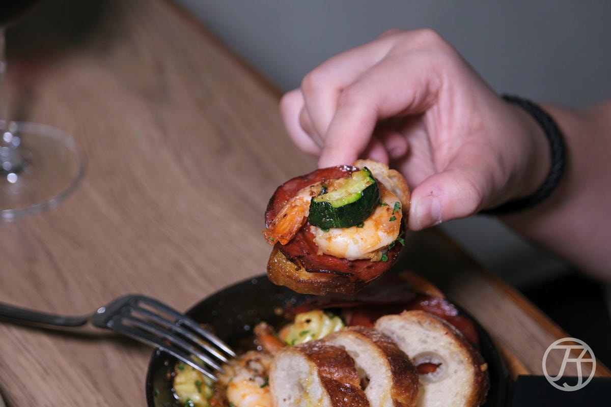 台中西區美式餐廳,紅盒子 Le Rouge Kitchen & Bar,揉合經典與創意的台中美式料理美味 - 第30張圖 台中美式餐廳 紅盒子西班牙臘腸香蒜炒蝦仁