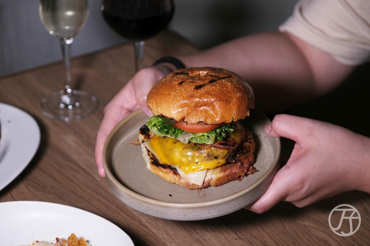 台中美式餐廳 紅盒子招牌老煙槍牛肉堡