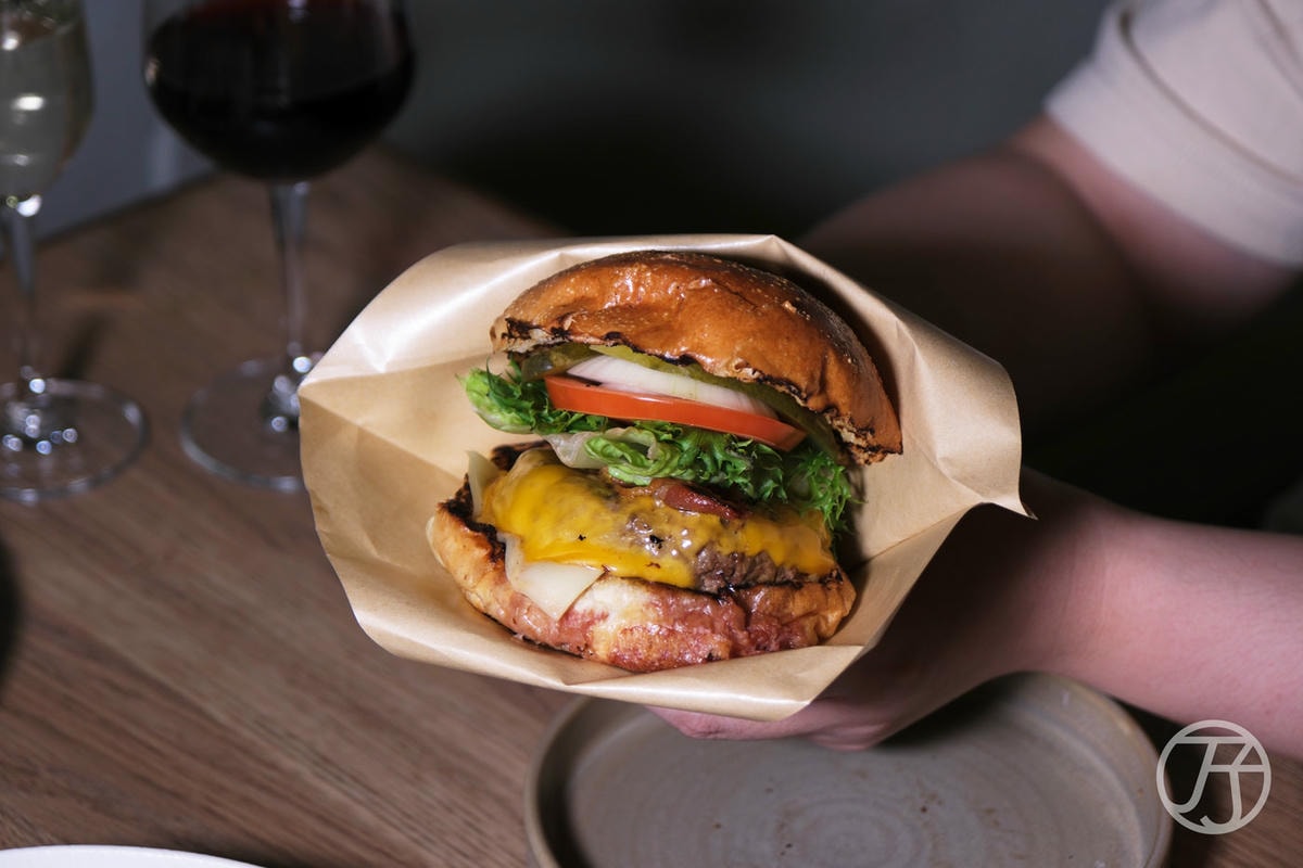 台中美式餐廳 紅盒子招牌老煙槍牛肉堡