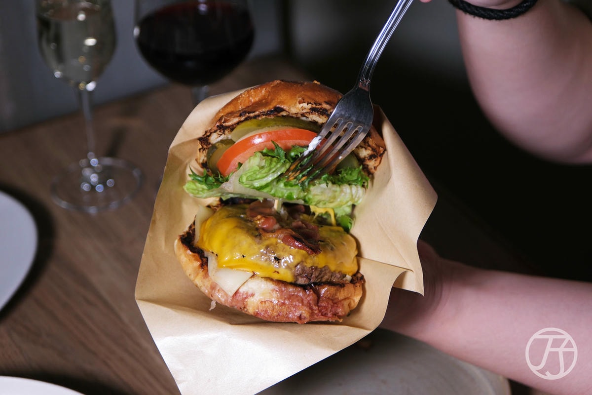 台中美式餐廳 紅盒子招牌老煙槍牛肉堡