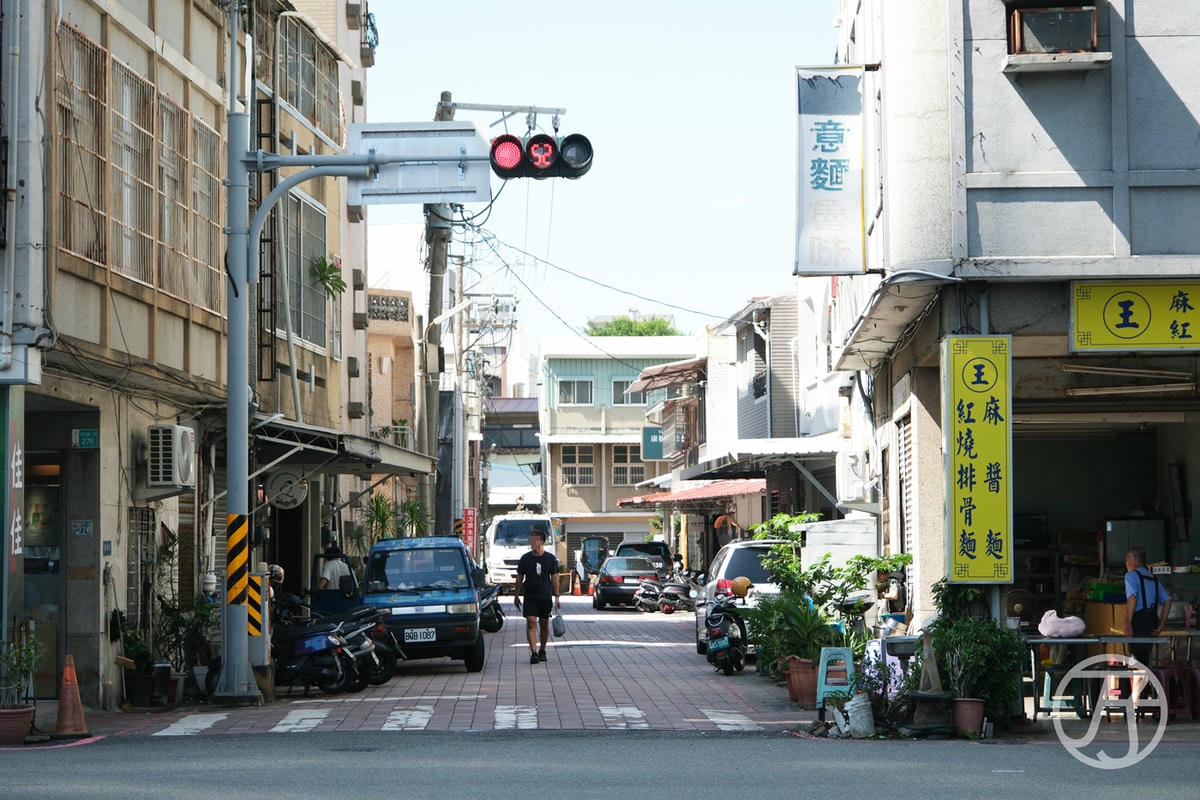 康橋商旅民生館,台南西區住宿推薦,一泊一食還享咖啡點心自助吧 - 第2張圖 康橋商旅民生館停車場