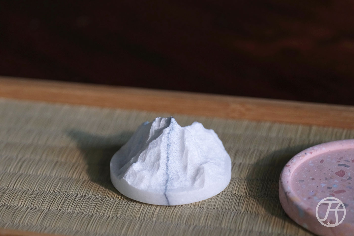 花蓮設計品牌推薦,Bian Jiao 邊邊角角,選用花蓮天然石材與再生石泥製作,山形擴香座打造你的生活儀式感 - 第4張圖