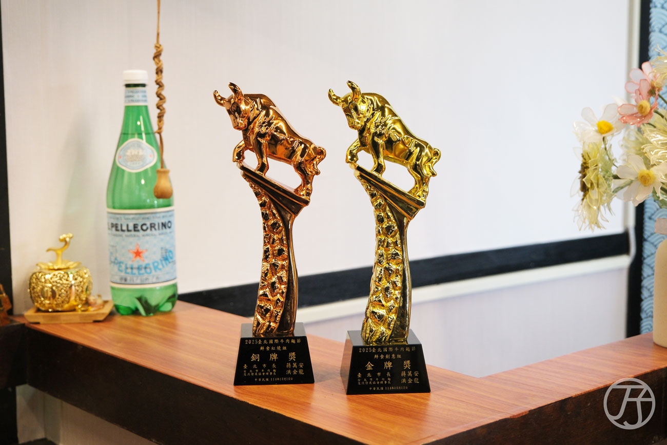 台北萬華美食推薦,雲水食堂,榮獲2025年臺北國際牛肉麵節金牌獎與銅牌獎雙認證,日韓旅客也愛上的台北三代牛肉麵美味 - 第1張圖 台北萬華美食推薦 雲水食堂