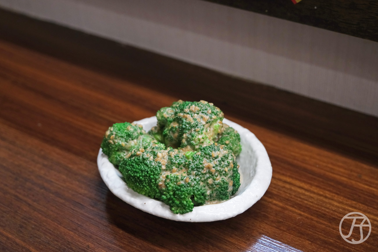 台北萬華美食推薦,雲水食堂,榮獲2025年臺北國際牛肉麵節金牌獎與銅牌獎雙認證,日韓旅客也愛上的台北三代牛肉麵美味 - 第35張圖 台北萬華美食推薦 雲水食堂 胡麻花椰菜