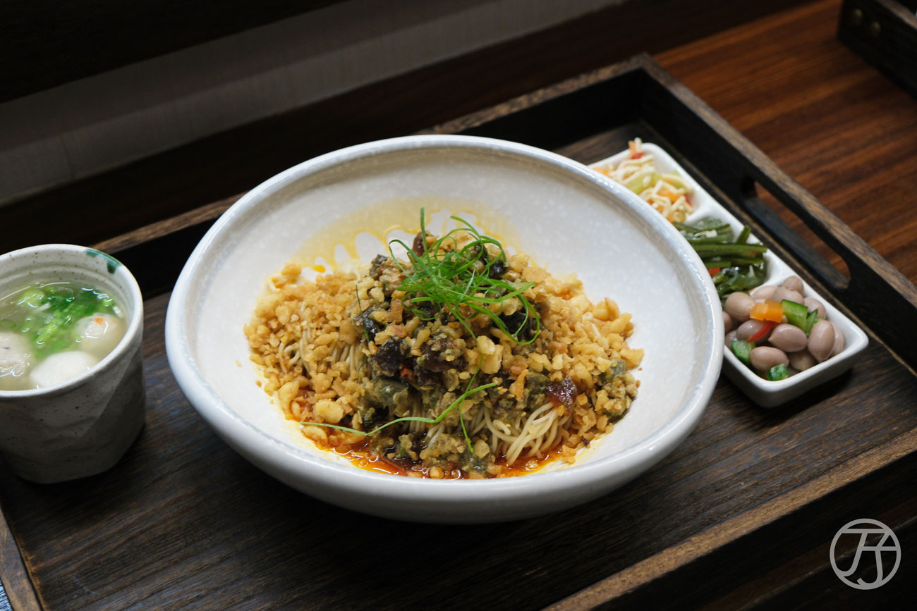 台北萬華美食推薦,雲水食堂,榮獲2025年臺北國際牛肉麵節金牌獎與銅牌獎雙認證,日韓旅客也愛上的台北三代牛肉麵美味 - 第32張圖 台北萬華美食推薦 雲水食堂 椒香皮蛋酥拌麵