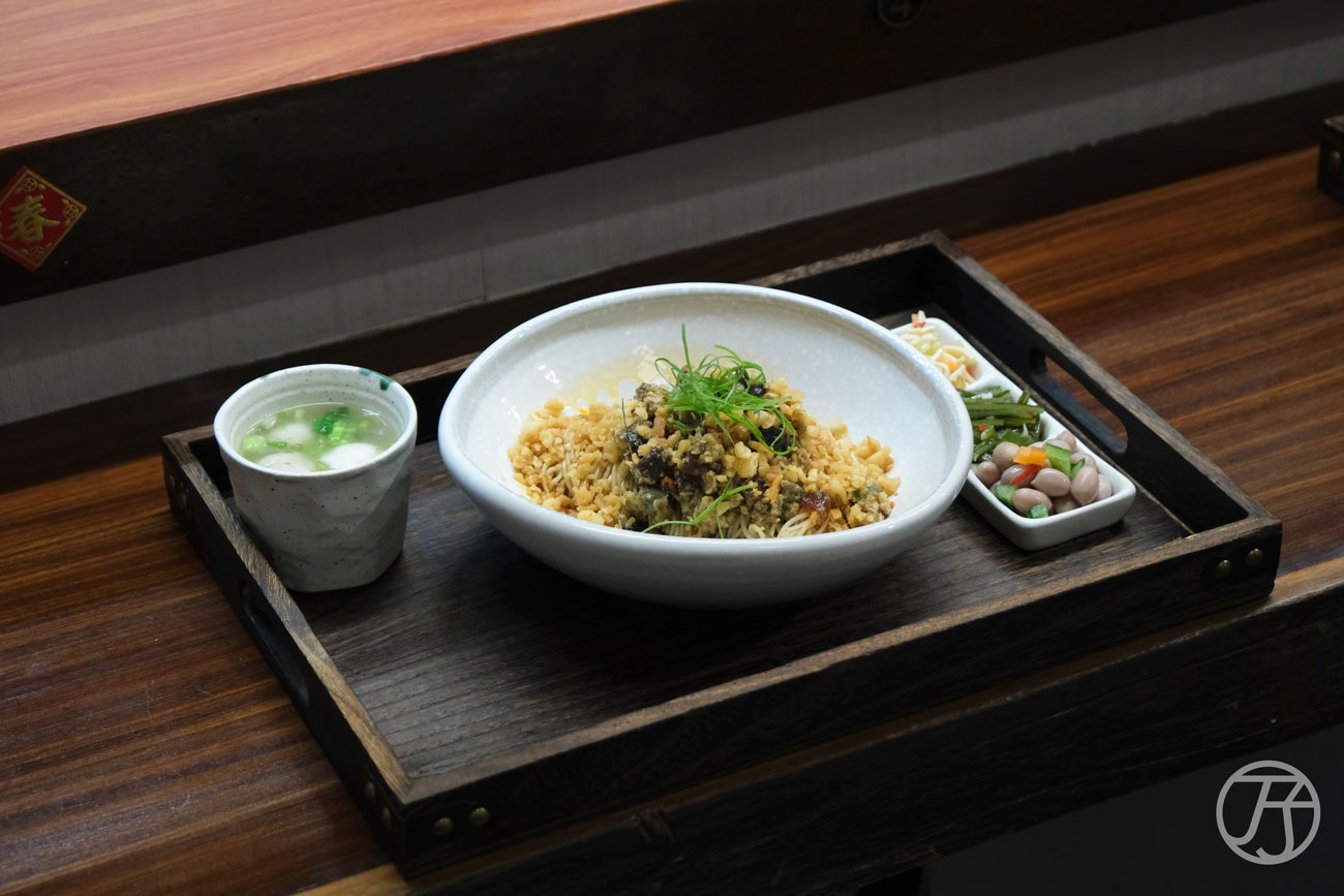 台北萬華美食推薦,雲水食堂,榮獲2025年臺北國際牛肉麵節金牌獎與銅牌獎雙認證,日韓旅客也愛上的台北三代牛肉麵美味 - 第31張圖 台北萬華美食推薦 雲水食堂 椒香皮蛋酥拌麵