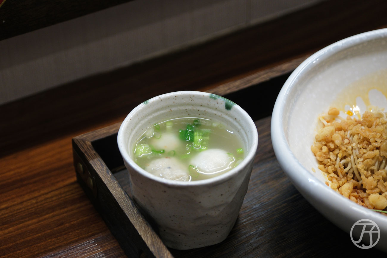 台北萬華美食推薦,雲水食堂,榮獲2025年臺北國際牛肉麵節金牌獎與銅牌獎雙認證,日韓旅客也愛上的台北三代牛肉麵美味 - 第34張圖 台北萬華美食推薦 雲水食堂 椒香皮蛋酥拌麵