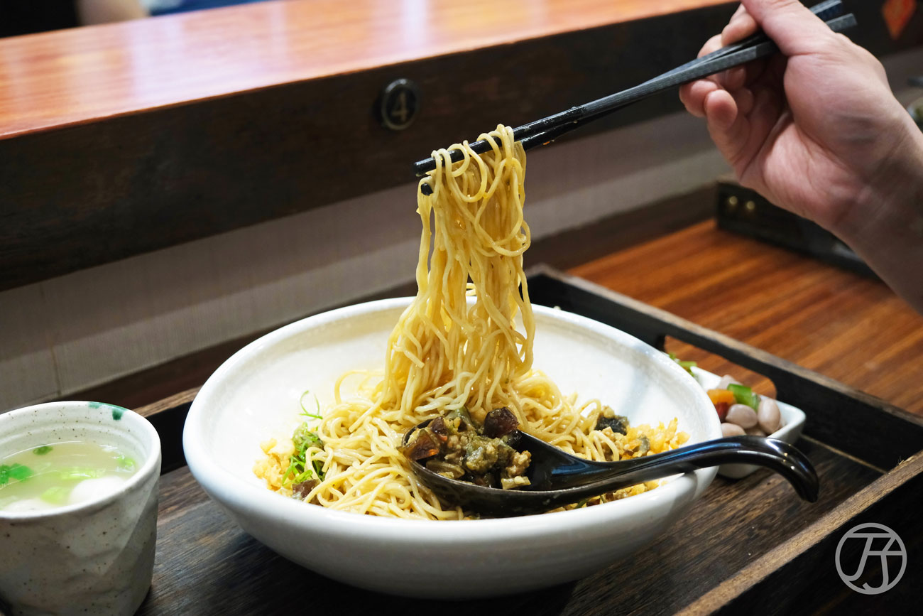 台北萬華美食推薦,雲水食堂,榮獲2025年臺北國際牛肉麵節金牌獎與銅牌獎雙認證,日韓旅客也愛上的台北三代牛肉麵美味 - 第33張圖 台北萬華美食推薦 雲水食堂 椒香皮蛋酥拌麵