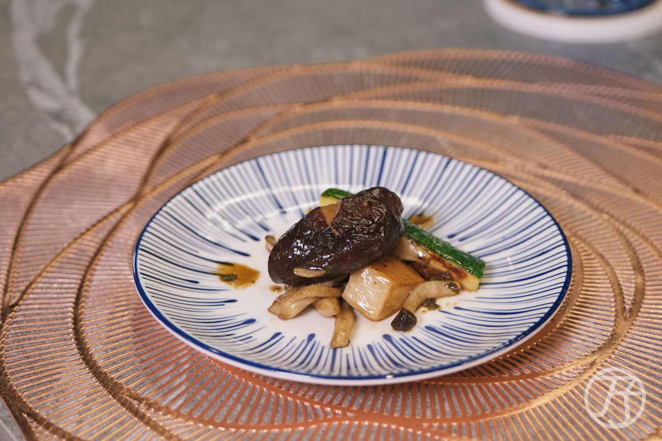 台灣唯一頂級鐵板燒界五度獲選「全台十大頂級鐵板燒」殊榮,台北來的高CP值無菜單鐵板燒,高貴不貴,2,000有找,小資族大享受,高雄明水然大立店開箱 - 第51張圖 高雄無菜單鐵板燒料理 明水然大立店季節時蔬