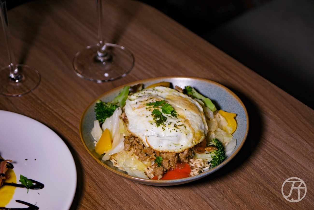 台北西門酒吧推薦RayDarts.Taipei bar炒泡麵椒麻皮蛋