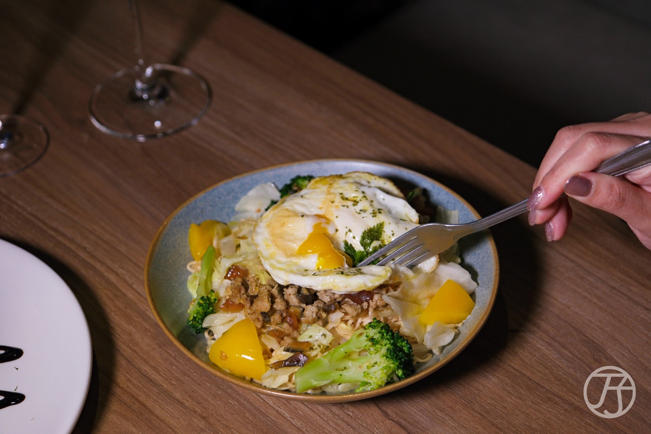 台北西門酒吧推薦RayDarts.Taipei bar炒泡麵椒麻皮蛋