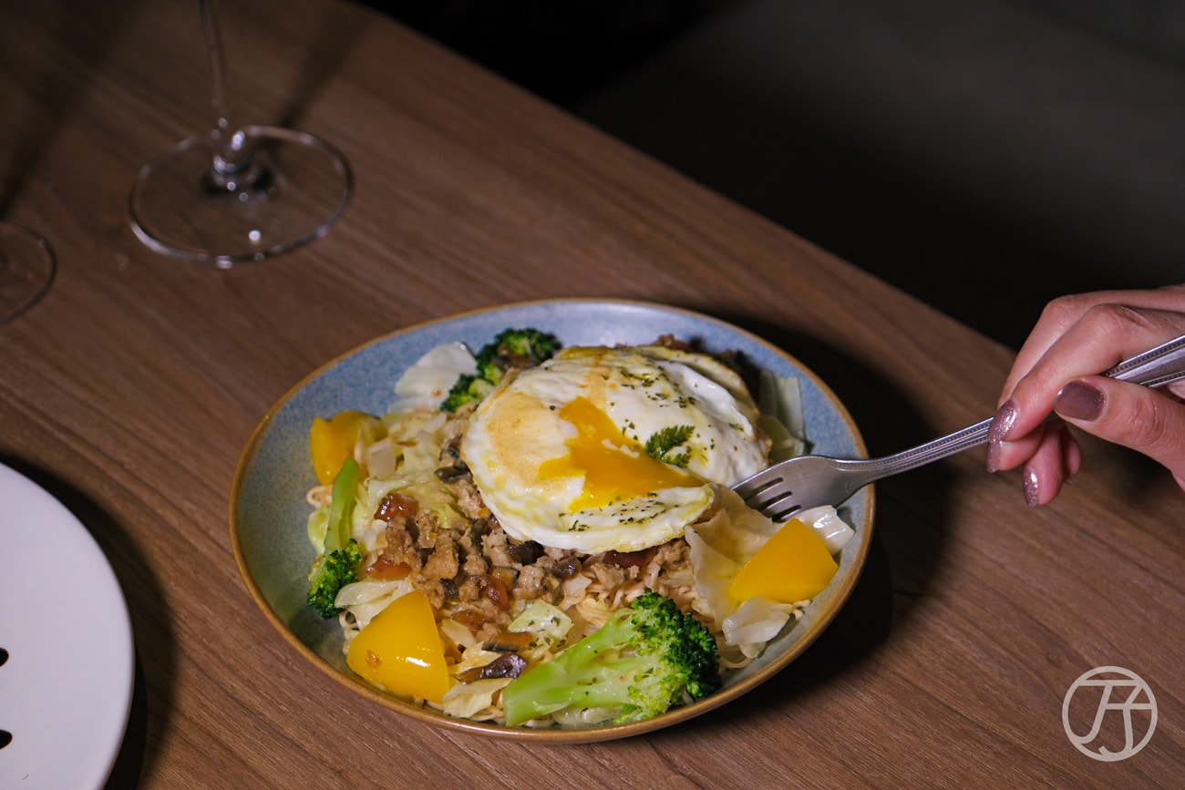 台北西門酒吧推薦RayDarts.Taipei bar炒泡麵椒麻皮蛋