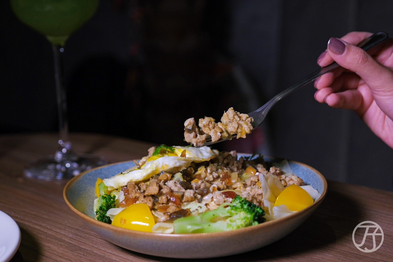 西門酒吧推薦，RayDarts.Taipei bar，豐富調酒與主廚料理，西門最適合放鬆的運動飛鏢吧