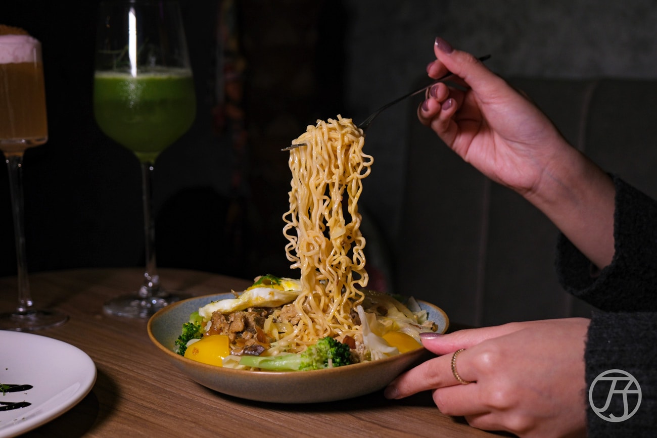 西門酒吧推薦，RayDarts.Taipei bar，豐富調酒與主廚料理，西門最適合放鬆的運動飛鏢吧