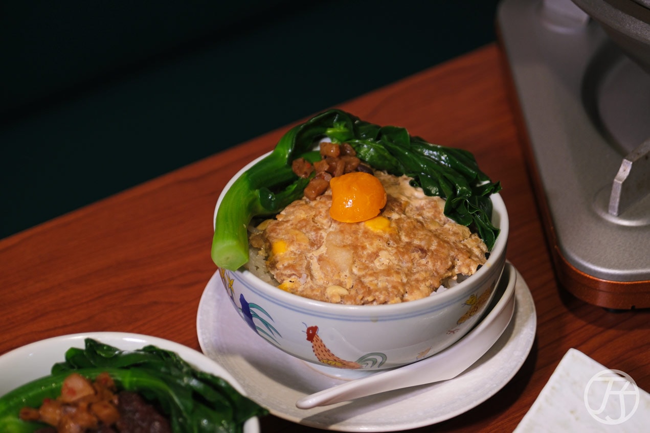 台北正宗港式雞煲 如嫦卜卜蜆．港式雞煲 鹹蛋臭豆腐肉餅飯