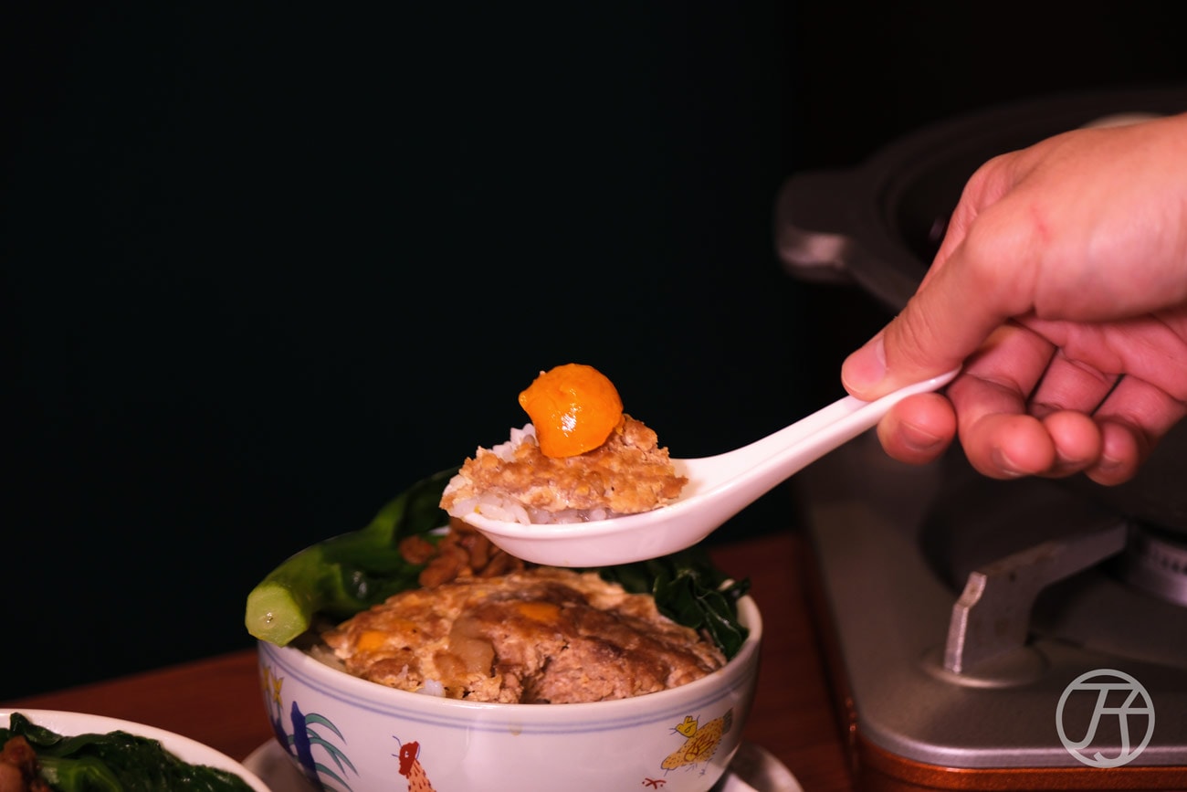 台北正宗港式雞煲 如嫦卜卜蜆．港式雞煲 鹹蛋臭豆腐肉餅飯