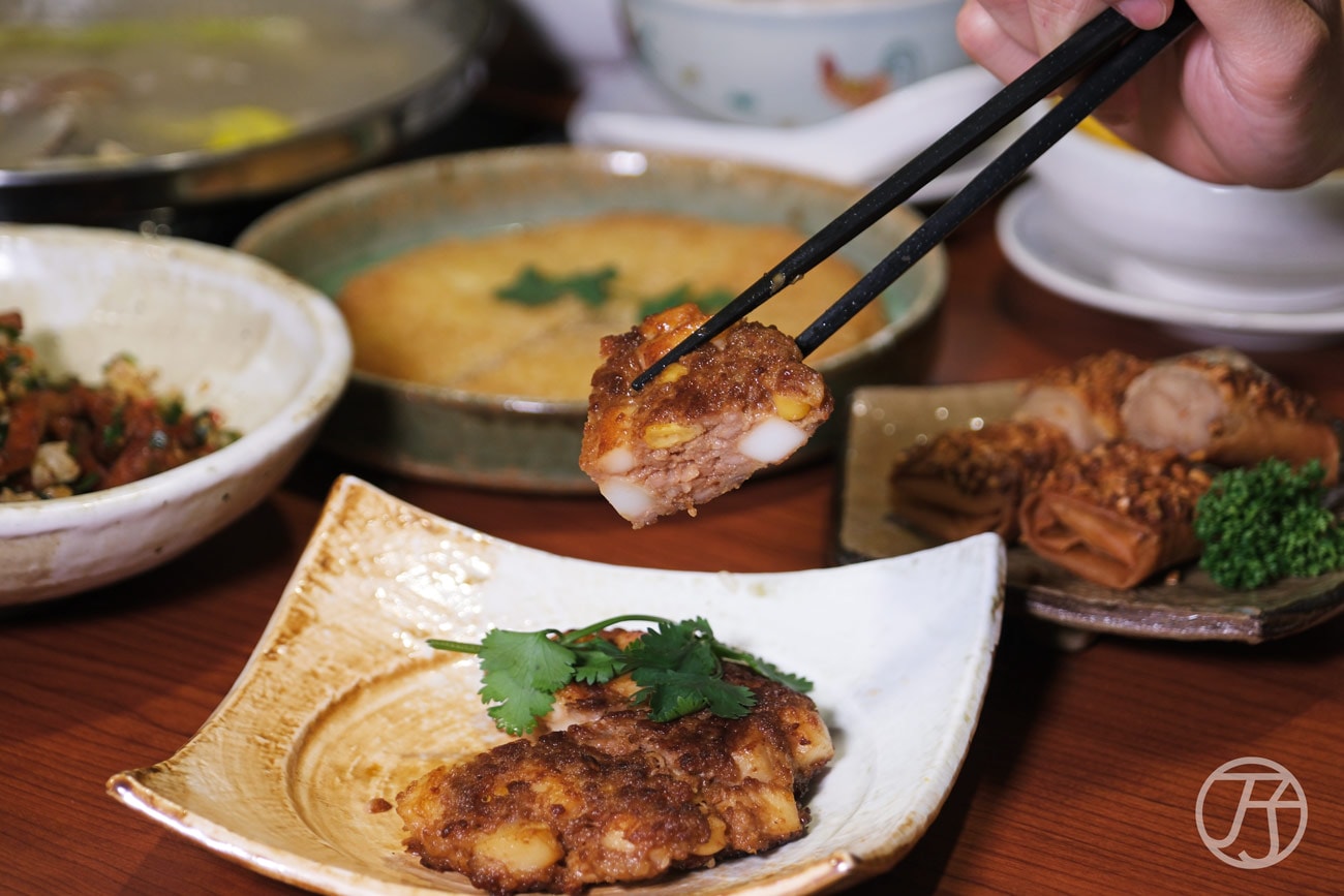 台北正宗港式雞煲 如嫦卜卜蜆．港式雞煲 招牌花枝玉米煎餅