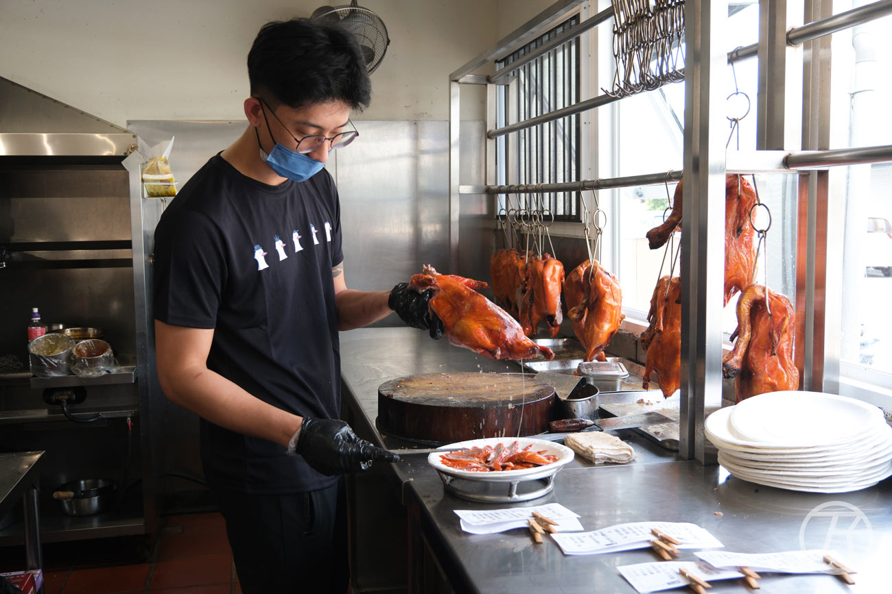 嘉義民雄「鴨沐農烤鴨專賣店」開箱，炭火燒烤一鴨三吃，不油不膩肉汁鮮嫩
