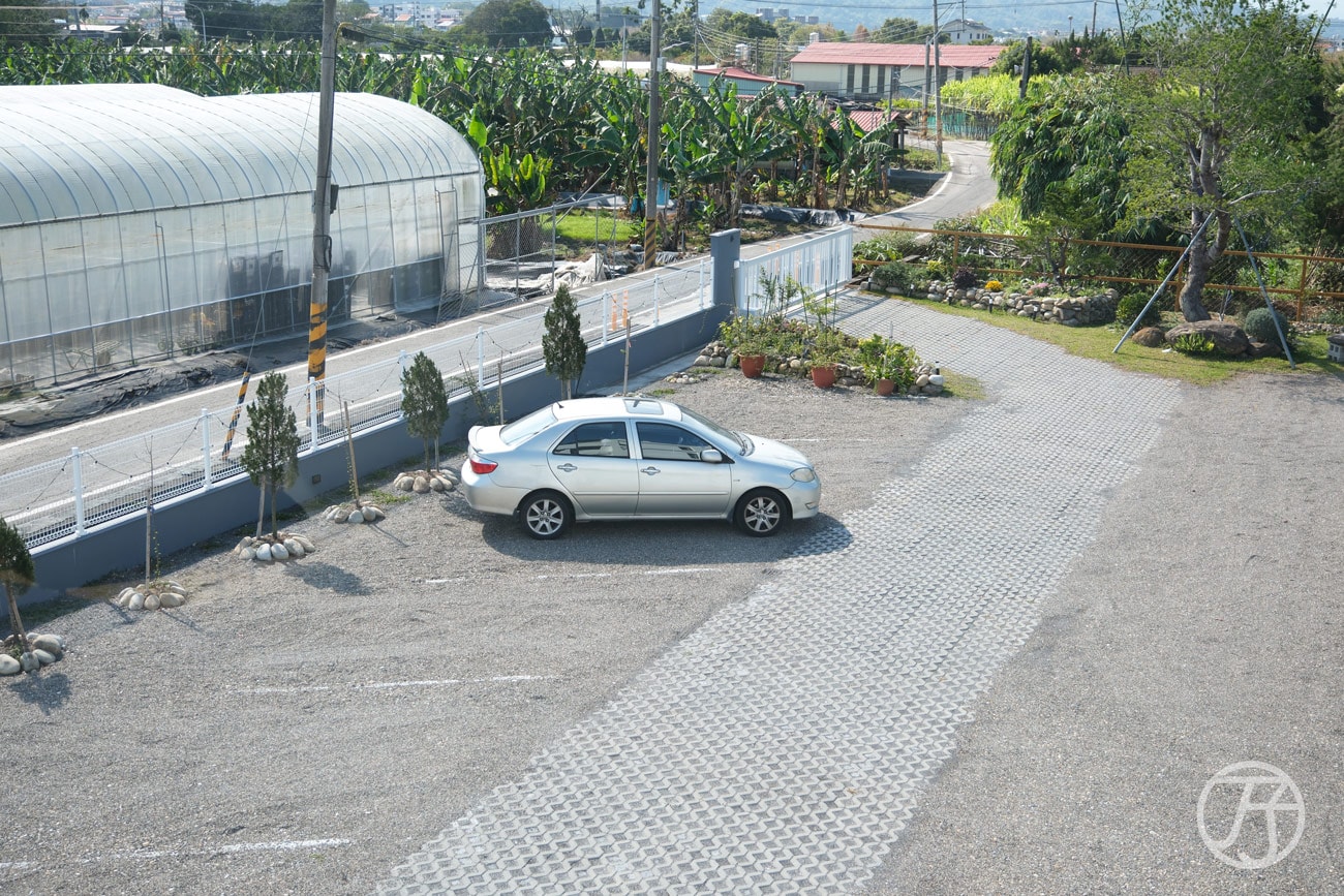 南投民宿推薦,青曜苑民宿 Azure Horizon,全館電梯進出,還有戶外烤肉空間與廚房設備可以使用 - 第2張圖 南投埔里民宿推薦 青曜苑民宿停車場