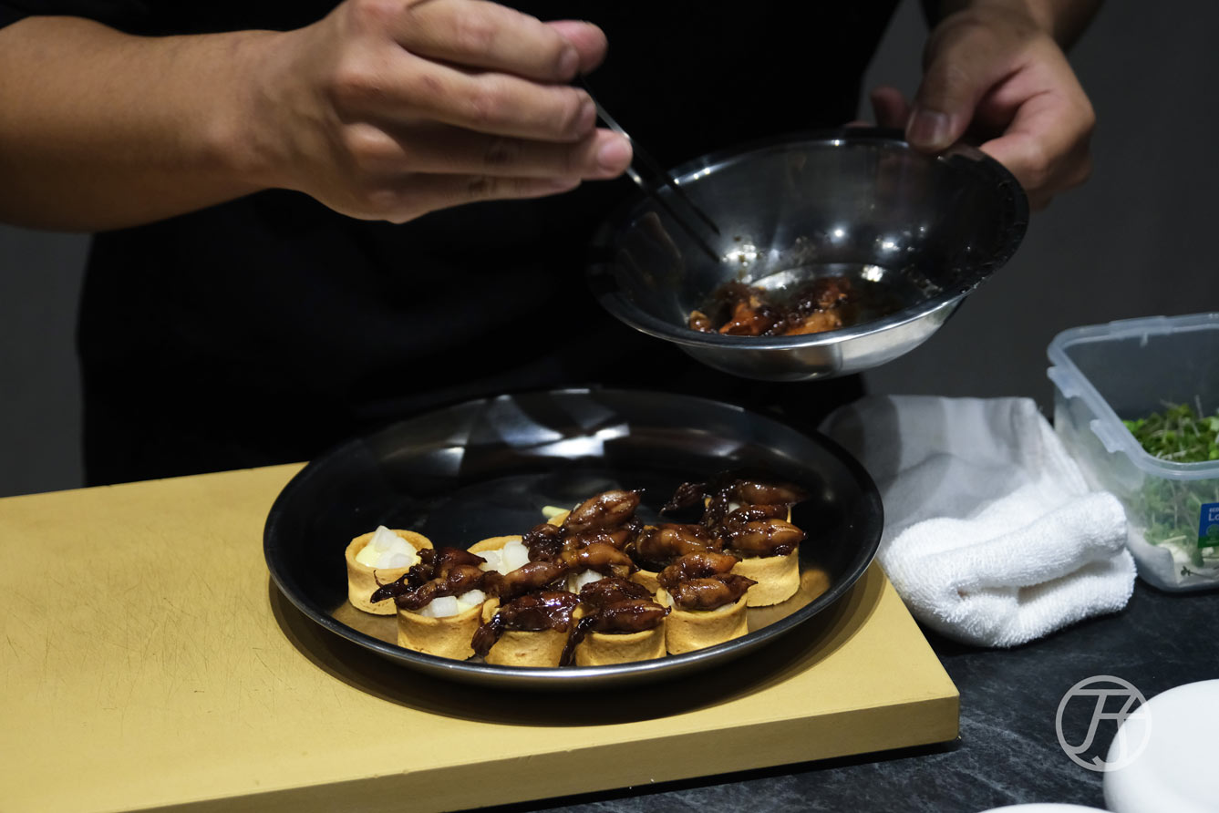 台中西屯區美食「跃.YueFire直火小料理(躍)」:板前炭火料理饗宴,台中約會餐廳開箱 - 第74張圖 台中西屯區美食「跃.YueFire直火小料理」煙燻卡士達螢光烏賊