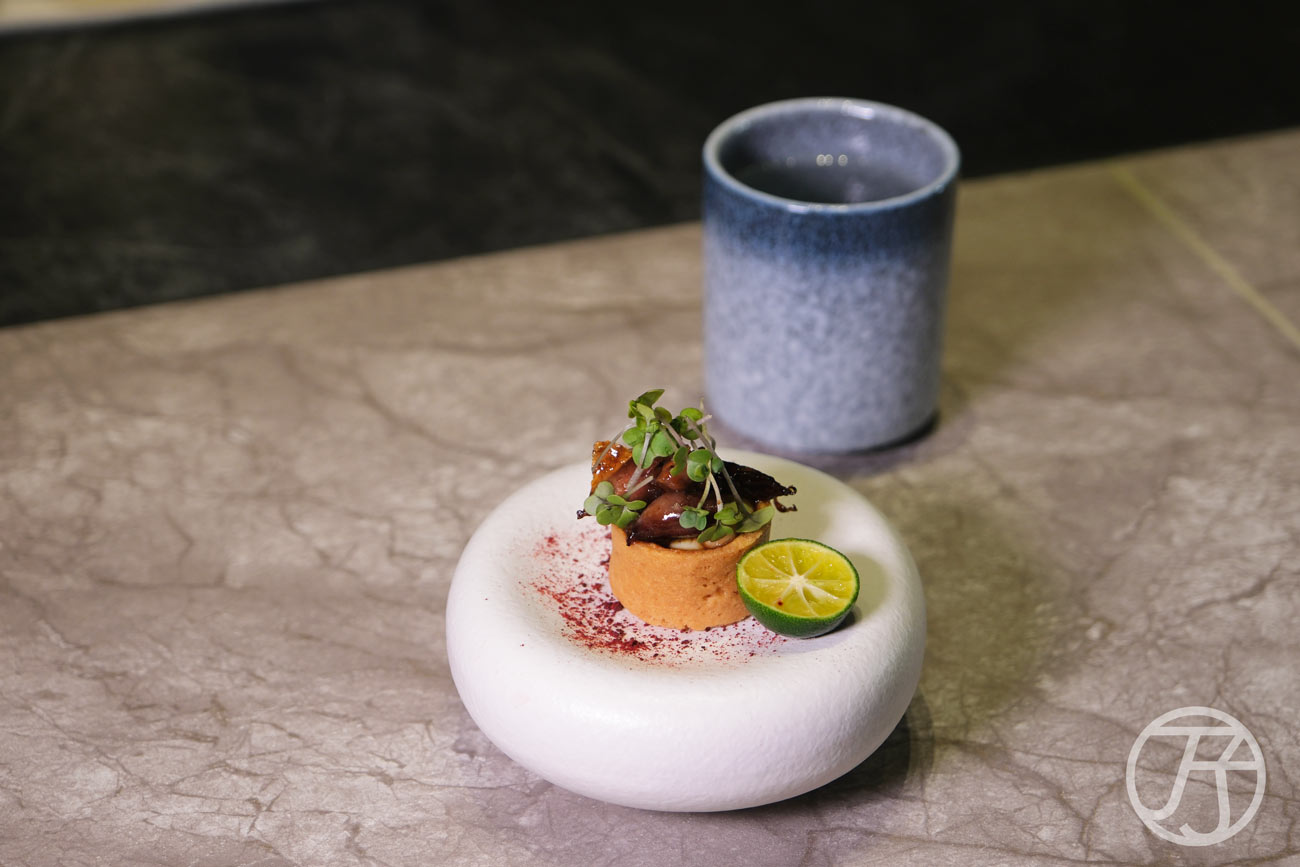 台中西屯區美食「跃.YueFire直火小料理(躍)」:板前炭火料理饗宴,台中約會餐廳開箱 - 第75張圖 台中西屯區美食「跃.YueFire直火小料理」煙燻卡士達螢光烏賊