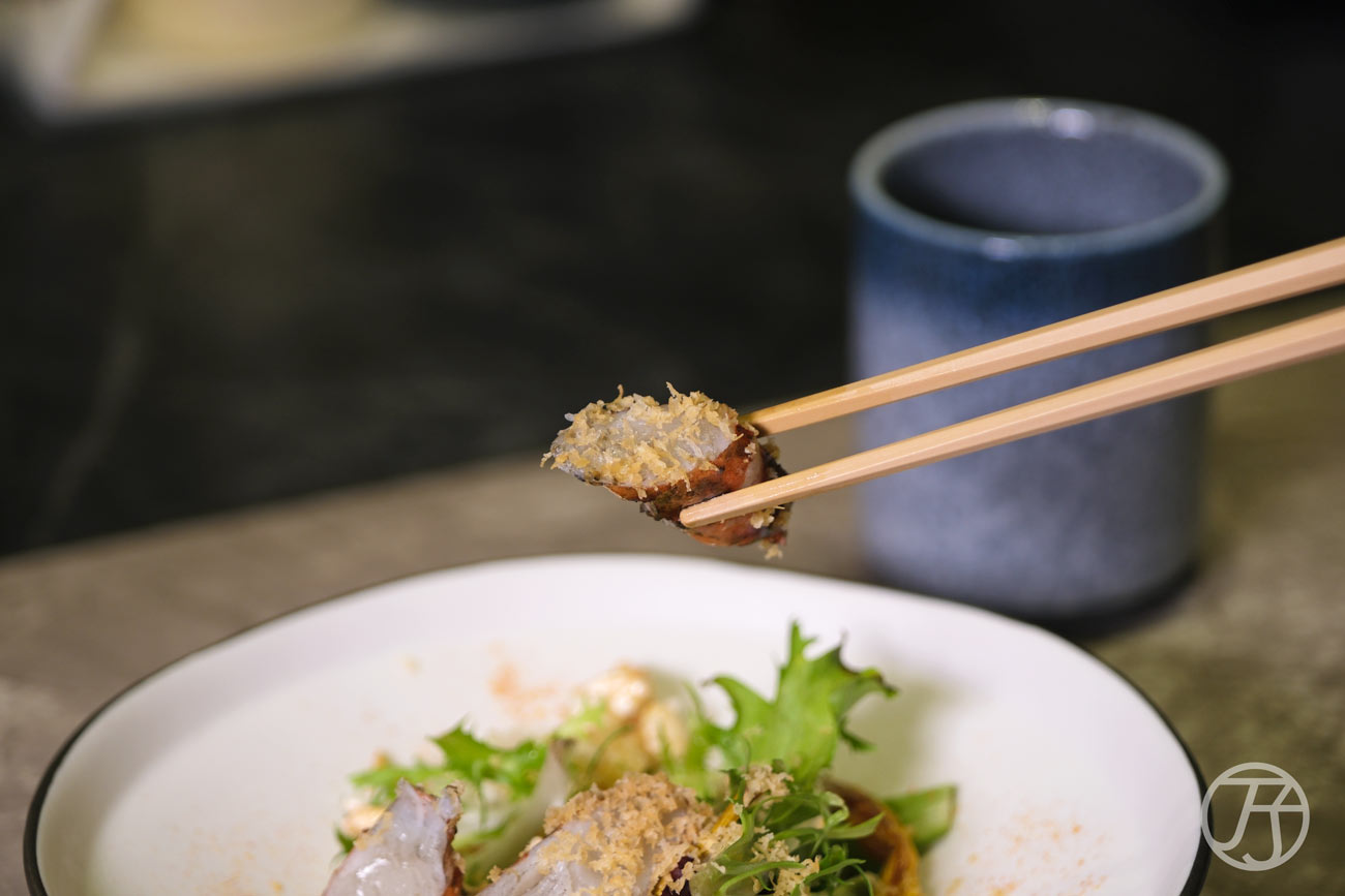 台中西屯區美食「跃.YueFire直火小料理(躍)」:板前炭火料理饗宴,台中約會餐廳開箱 - 第19張圖 台中西屯區美食「跃.YueFire直火小料理」明蝦珠貝沙拉
