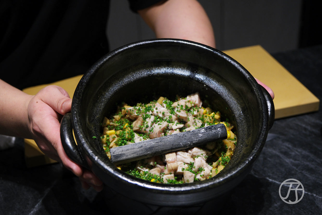 台中西屯區美食「跃.YueFire直火小料理(躍)」:板前炭火料理饗宴,台中約會餐廳開箱 - 第70張圖 台中西屯區美食「跃.YueFire直火小料理」剝皮紅玉雞炊飯