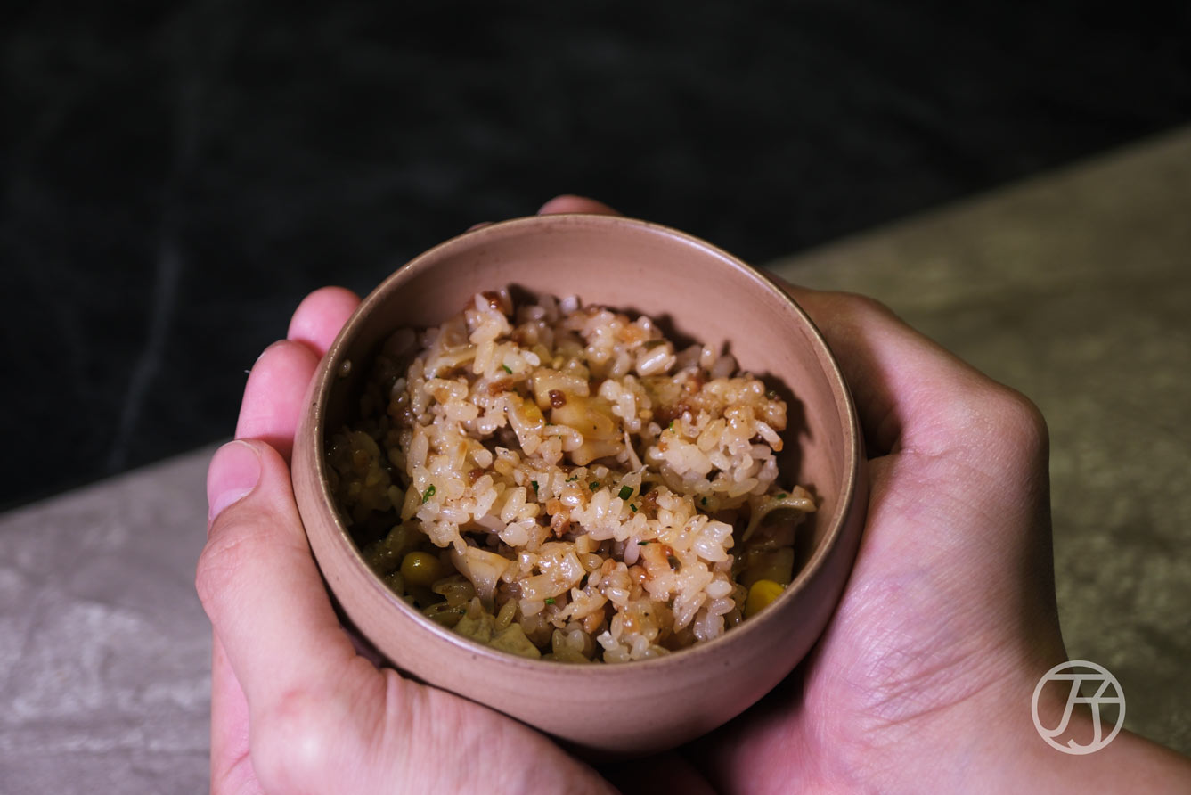 台中西屯區美食「跃.YueFire直火小料理(躍)」:板前炭火料理饗宴,台中約會餐廳開箱 - 第72張圖 台中西屯區美食「跃.YueFire直火小料理」剝皮紅玉雞炊飯