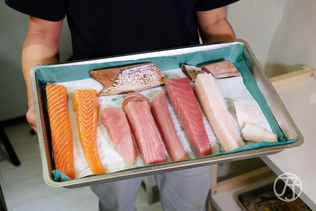 食尚玩家都來採訪介紹，三峽北大社區新開幕日式料理「鯓‧魚片」，基隆崁仔頂直送漁貨讓你吃到最棒的生魚片美味