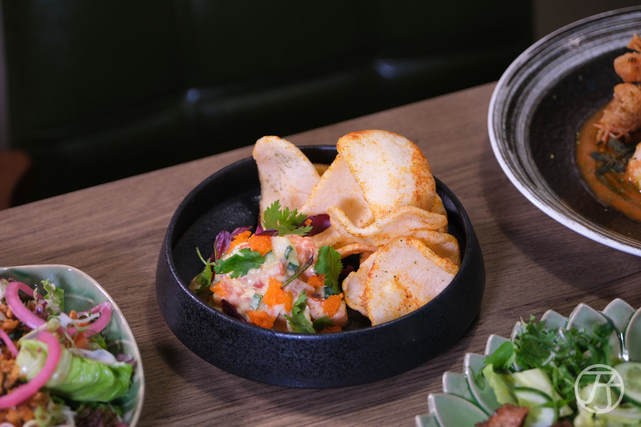 台北南洋餐酒館推薦「迪宅南洋餐酒 DEE JAI BISTRO」三人分享餐煙燻鮭魚塔塔佐蝦片