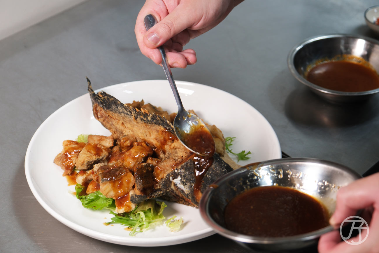 台北南洋餐酒館推薦「迪宅南洋餐酒 DEE JAI BISTRO」三人分享餐酥炸鮮魚