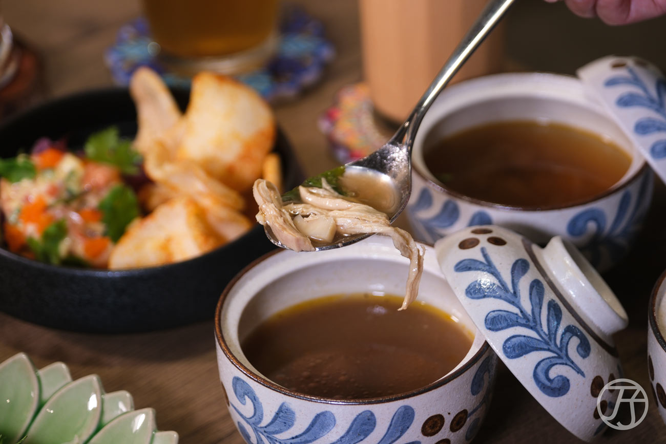 台北南洋餐酒館推薦「迪宅南洋餐酒 DEE JAI BISTRO」三人分享餐泰式酸辣雞湯