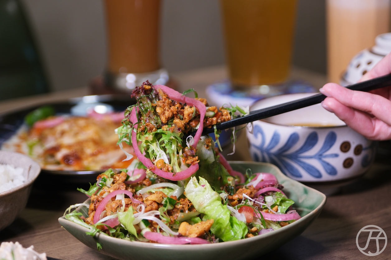 台北南洋餐酒館推薦「迪宅南洋餐酒 DEE JAI BISTRO」三人分享餐迪宅香草沙拉與天貝脆鬆
