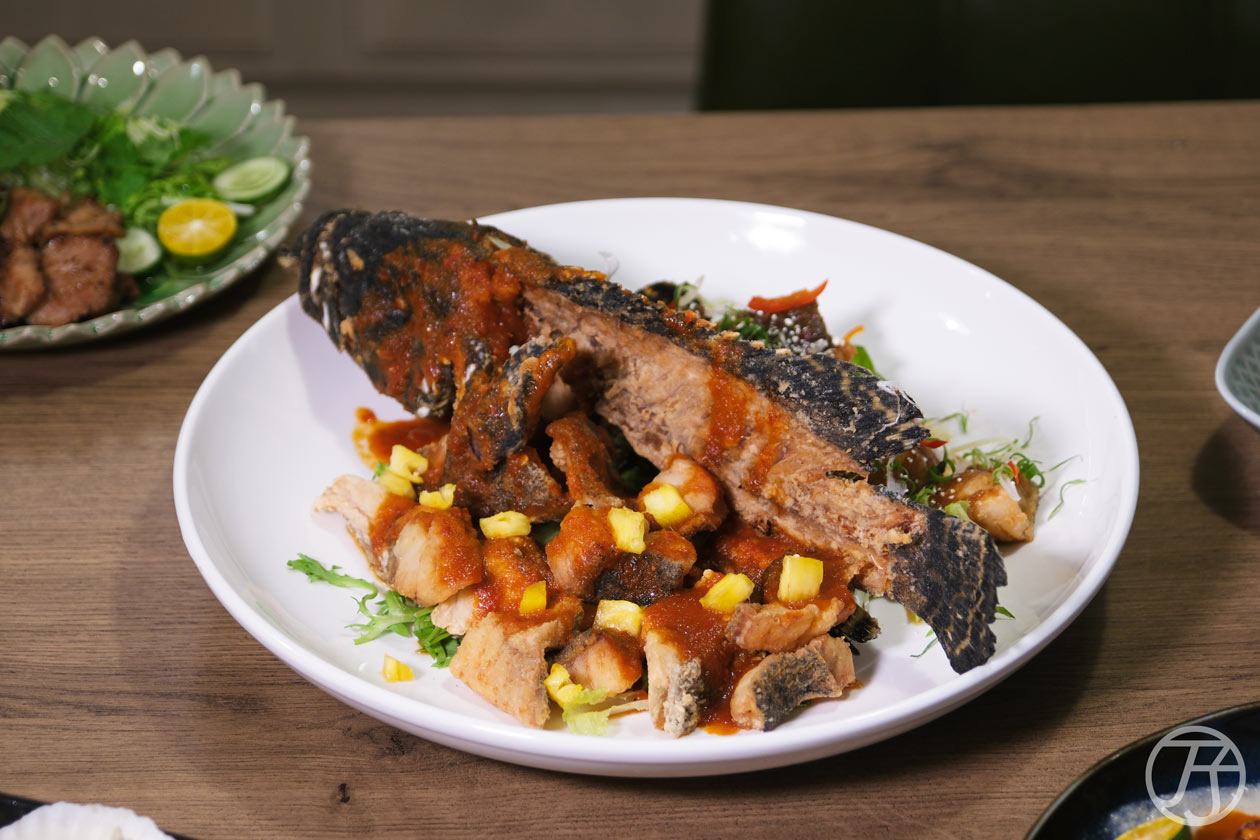 台北南洋餐酒館推薦「迪宅南洋餐酒 DEE JAI BISTRO」三人分享餐酥炸鮮魚