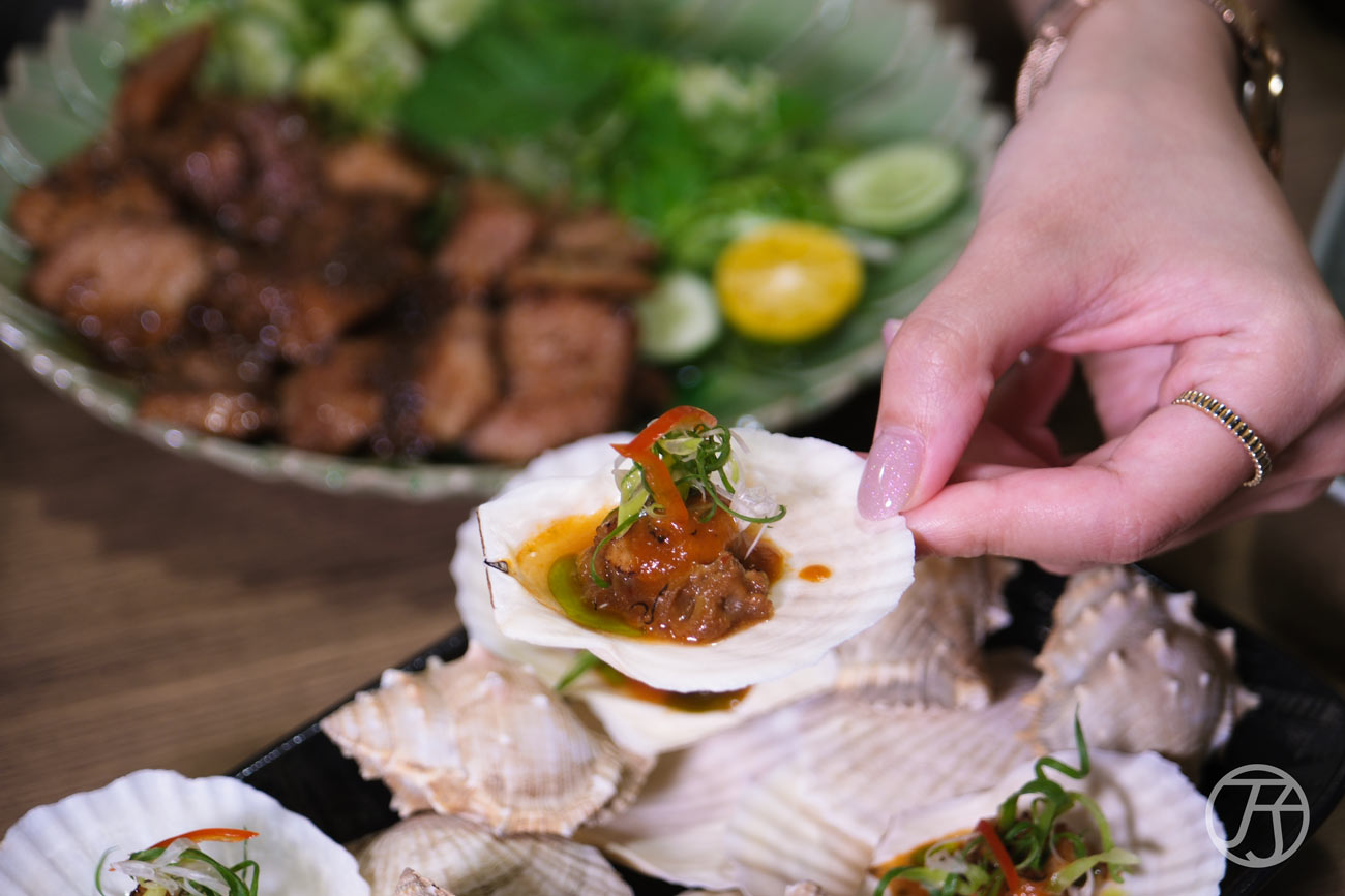 台北南洋餐酒館推薦「迪宅南洋餐酒 DEE JAI BISTRO」干貝佐金巴蘭醬汁